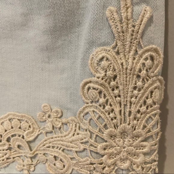 Cute Lacy Denim Light-wash Shorts - Picture 2 of 4